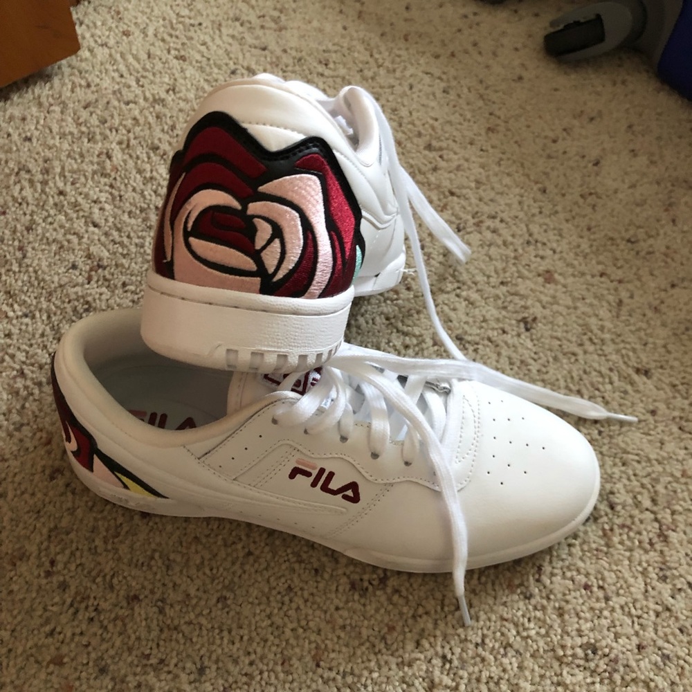 Tennis shoes
